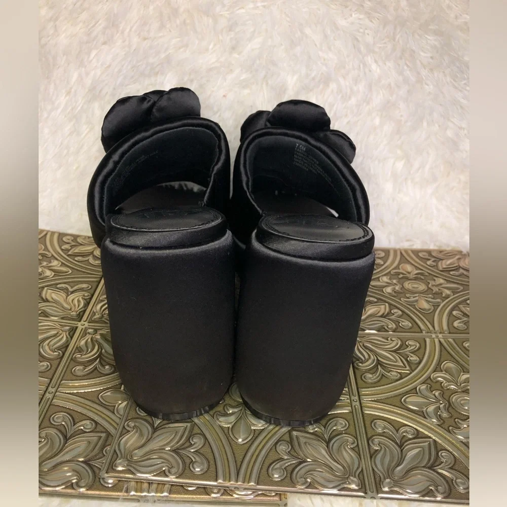 Gianni Bini Black Satin Floral Platform Shoes size 7.5 NWOT